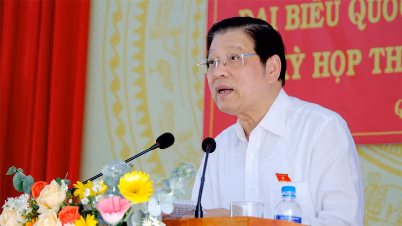 Đồng chí Phan Đình Trạc phát biểu ý kiến tại buổi tiếp xúc cử tri xã Quảng Ngãi, huyện Cát Tiên.