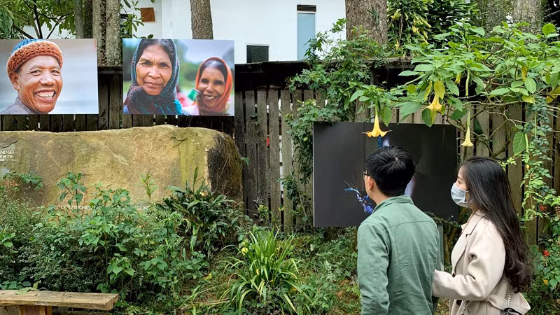 Du khách thưởng lãm những tác phẩm nhiếp ảnh, hội họa trên "cung đường nghệ thuật". Du khách thưởng lãm những tác phẩm nhiếp ảnh, hội họa trên "cung đường nghệ thuật".