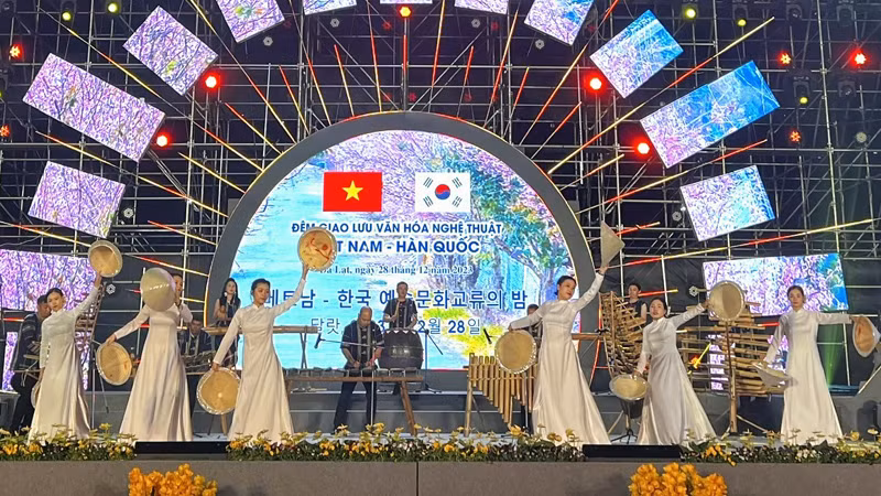 Tiết mục biểu diễn của các nghệ sĩ thành phố Đà Lạt.