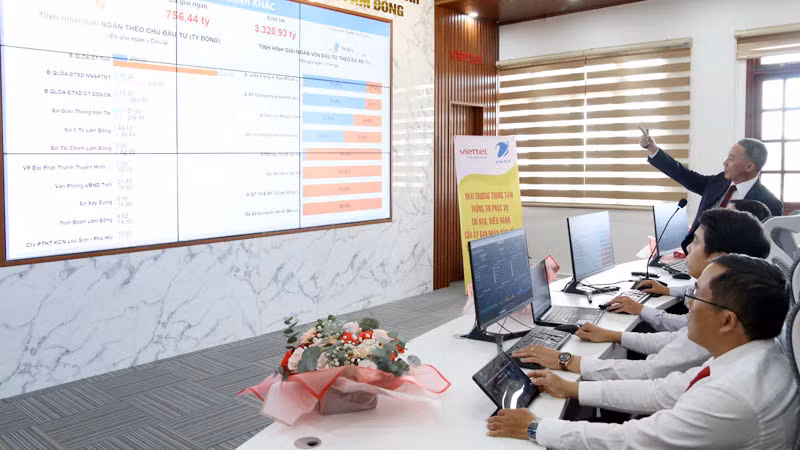 Chủ tịch Ủy ban nhân dân tỉnh Lâm Đồng Trần Văn Hiệp kiểm tra hệ thống dữ liệu theo thời gian thực tại Trung tâm điều hành thông minh IOC tỉnh.