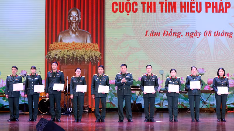 Thiếu tướng Nguyễn Công Sơn, Phó Chính ủy Học viện Lục quân trao giải cho các tác giả.