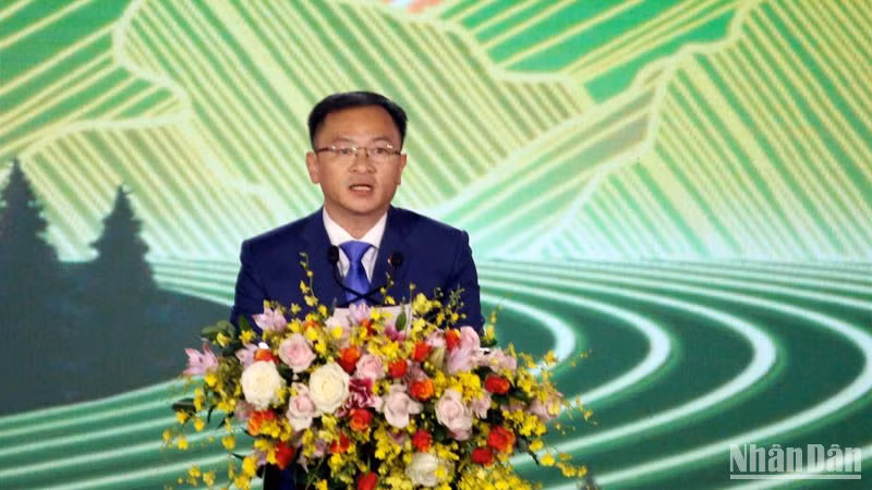 Chủ tịch Ủy ban nhân dân thành phố Đà Lạt Đặng Quang Tú đọc diễn văn kỷ niệm 130 năm Đà Lạt hình thành và phát triển.