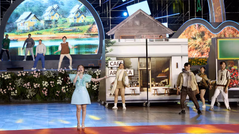 Chương trình nghệ thuật với sự tham gia của nhiều ca sĩ nổi tiếng.