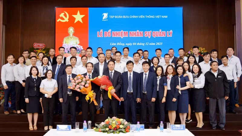 Ông Trần Thanh Nam và Hồ Quang Huệ cùng tập thể lãnh đạo và cán bộ công nhân viên Viễn thông Lâm Đồng tại buổi lễ.