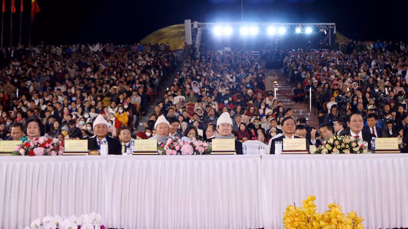 Các đồng chí lãnh đạo, nguyên lãnh đạo Đảng, Nhà nước tại Lễ kỷ niệm 130 năm Đà Lạt hình thành và phát triển.