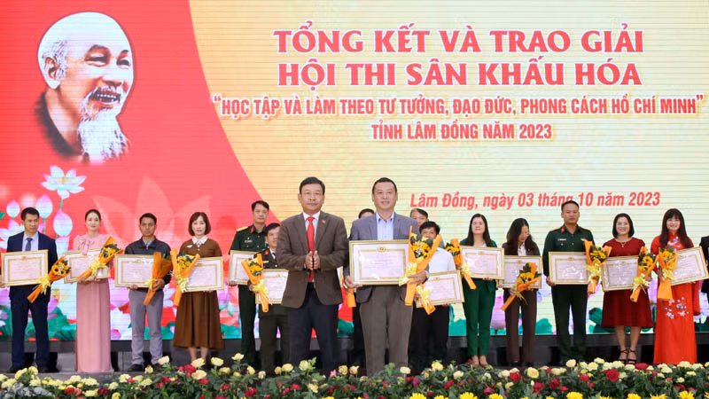 Ban tổ chức trao giải nhất cho đội thi thành phố Bảo Lộc.
