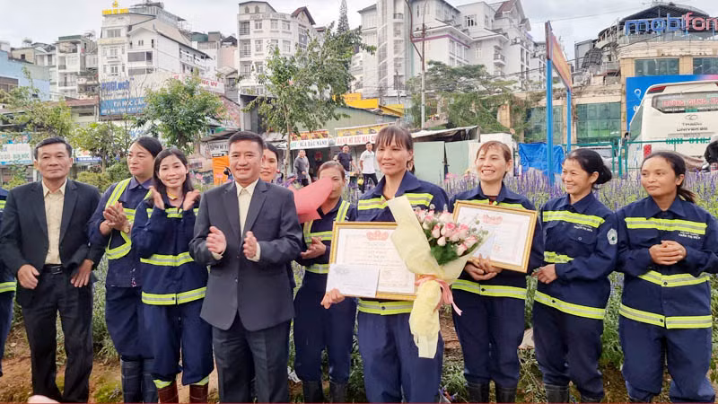Lãnh đạo Công ty cổ phần Dịch vụ Đô thị Đà Lạt trao giấy khen và quà tặng chị Vũ Thị Thu.