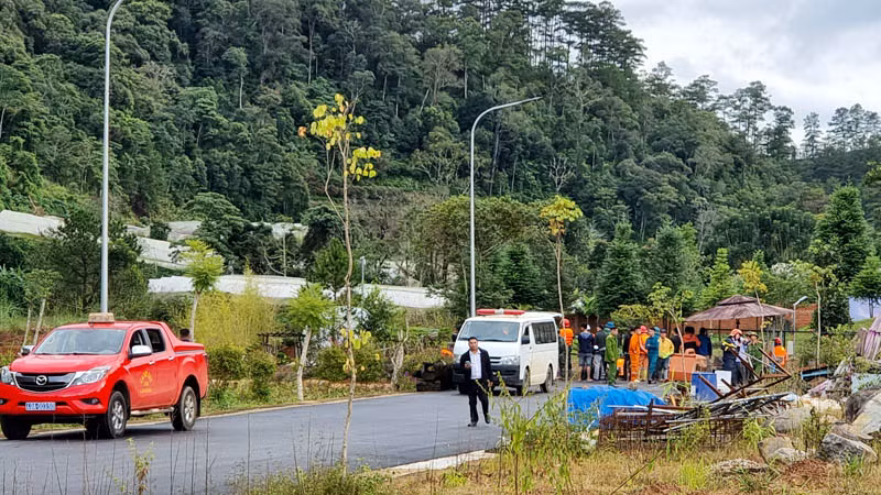 Nhiều lực lượng được huy động tham gia tìm kiếm du khách bị lũ cuốn.