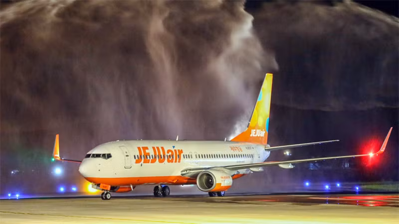 Màn phun nước chào mừng chuyến bay thương mại đầu tiên của Jeju Air hạ cánh tại sân bay Liên Khương.