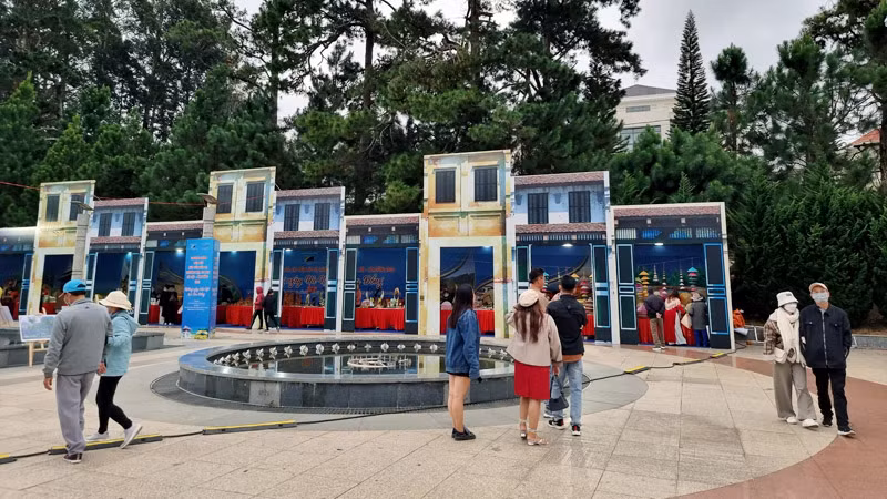 Du khách tham quan không gian văn hóa Hà Nội tại thành phố cao nguyên.