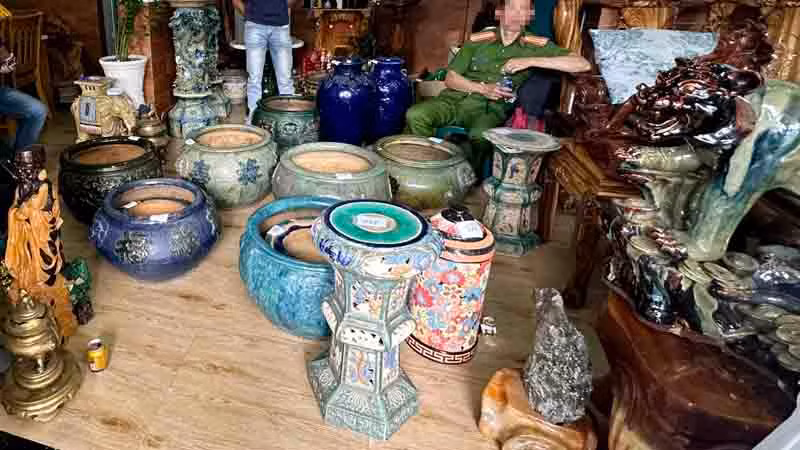 Nhiều đồ sành sứ phát hiện tại khu nhà đối tượng Thắng thuê trọ.