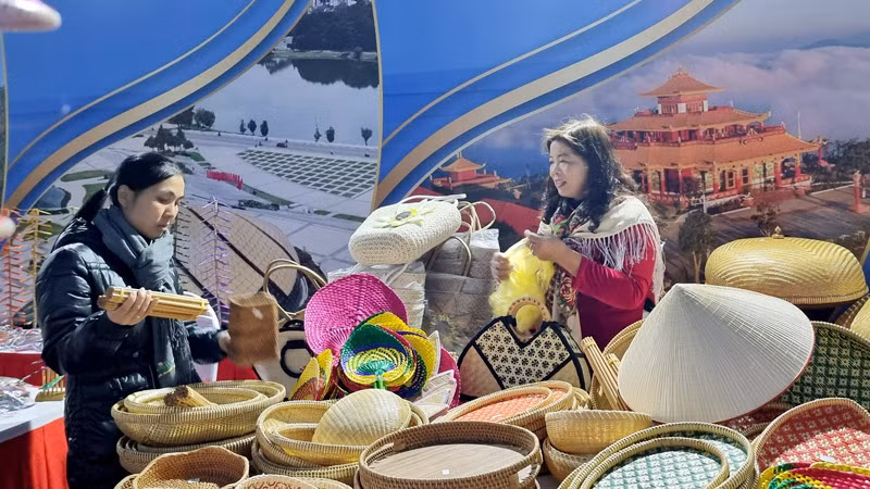 Không gian trưng bày, giới thiệu sản phẩm thủ công mỹ nghệ.