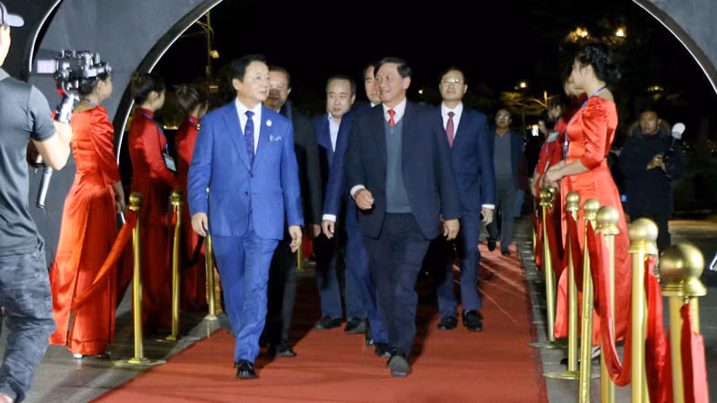 Phó Thủ tướng Trần Hồng Hà và Bí thư Tỉnh ủy Lâm Đồng Trần Đức Quận, cùng các đại biểu dự khai mạc Liên hoan Phim Việt Nam lần thứ 23.