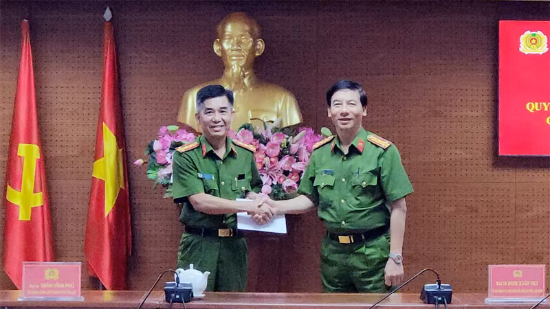 Lãnh đạo Công an tỉnh Lâm Đồng thưởng nóng Công an thành phố Đà Lạt.