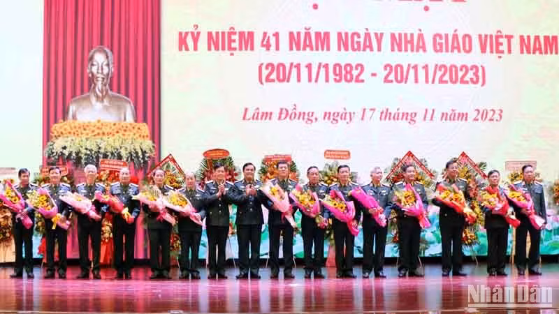 Ban Giám đốc Học viện Lục quân tặng hoa các đồng chí nguyên lãnh đạo học viện.