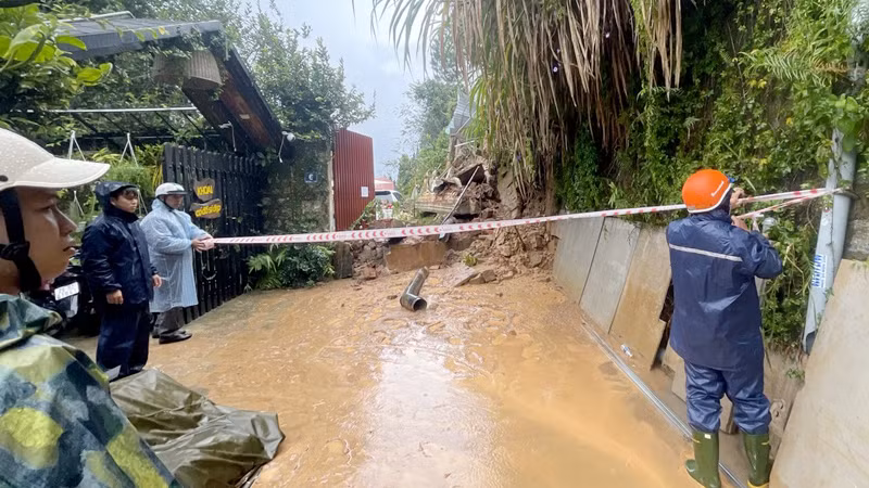 Cơ quan chức năng giăng dây cảnh báo tại khu vực sạt lở. Cơ quan chức năng giăng dây cảnh báo tại khu vực sạt lở.