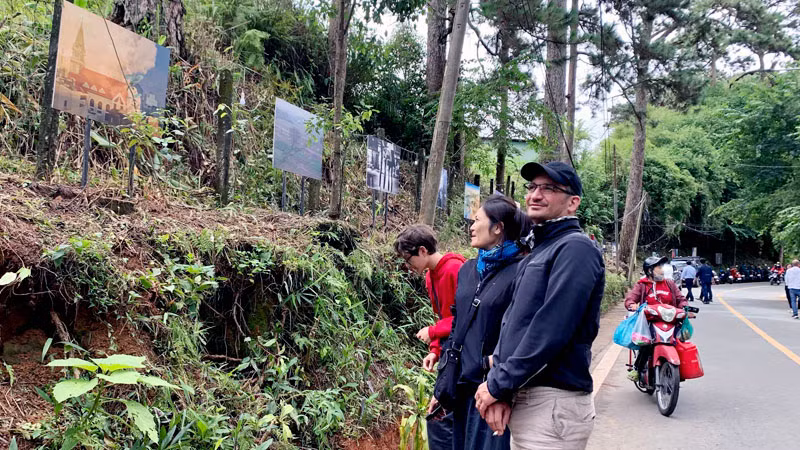 Du khách nước ngoài tại "Cung đường nghệ thuật Đà Lạt".