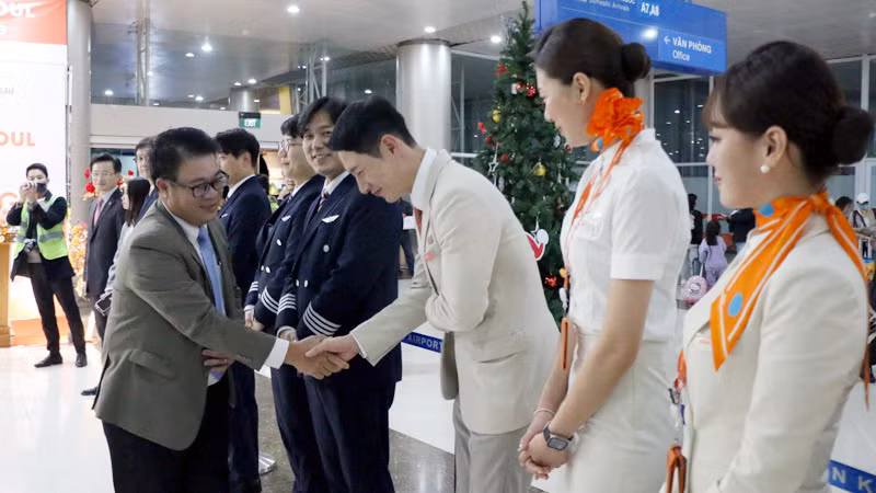 Phó Chủ tịch Ủy ban nhân dân tỉnh Lâm Đồng Nguyễn Ngọc Phúc chào đón tổ bay.