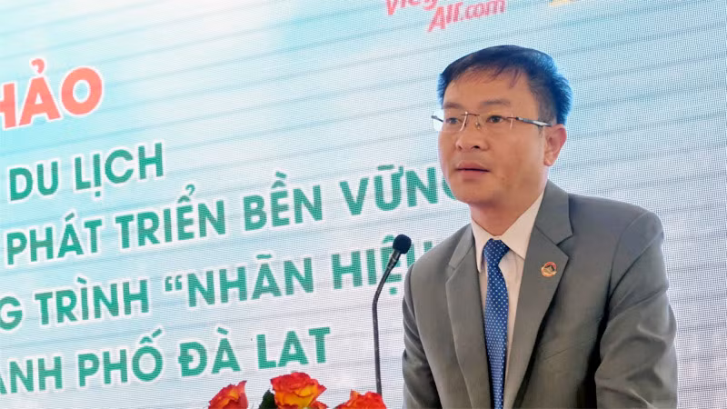 Chủ tịch Ủy ban nhân dân thành phố Đà Lạt Đặng Quang Tú phát biểu ý kiến tại Hội thảo.