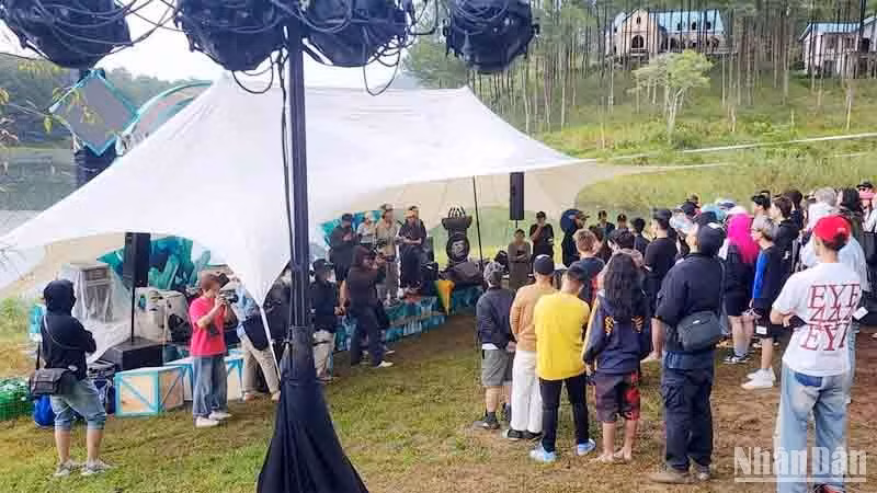 Sân khấu âm nhạc trái phép giữa rừng.