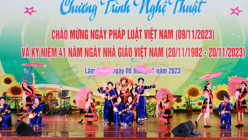 Chương trình nghệ thuật do Học viện Lục quân và Trung tâm Văn hóa-Nghệ thuật Lâm Đồng phối hợp tổ chức.