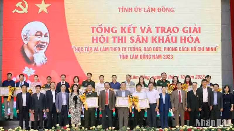Ban tổ chức hội thi cùng các đội thi tại lễ tổng kết và trao giải.