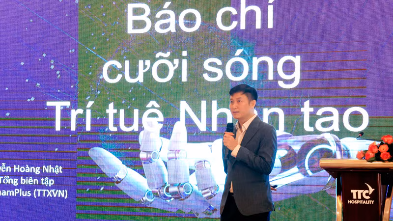 Phó Tổng Biên tập Báo VietnamPlus (Thông tấn xã Việt Nam) Nguyễn Hoàng Nhật chia sẻ về ứng dụng AI trong sản xuất tin, bài tại lớp tập huấn.
