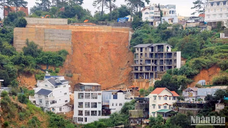 Hiện trường vụ sạt lở nghiêm trọng tại phường 10, thành phố Đà Lạt rạng sáng 29/6.