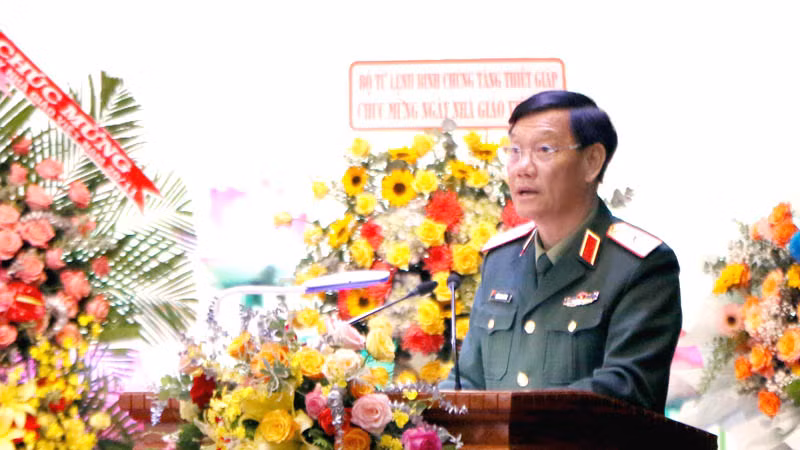 Thiếu tướng Đỗ Minh Xương, Giám đốc Học viện Lục quân đọc diễn văn tại buổi lễ.