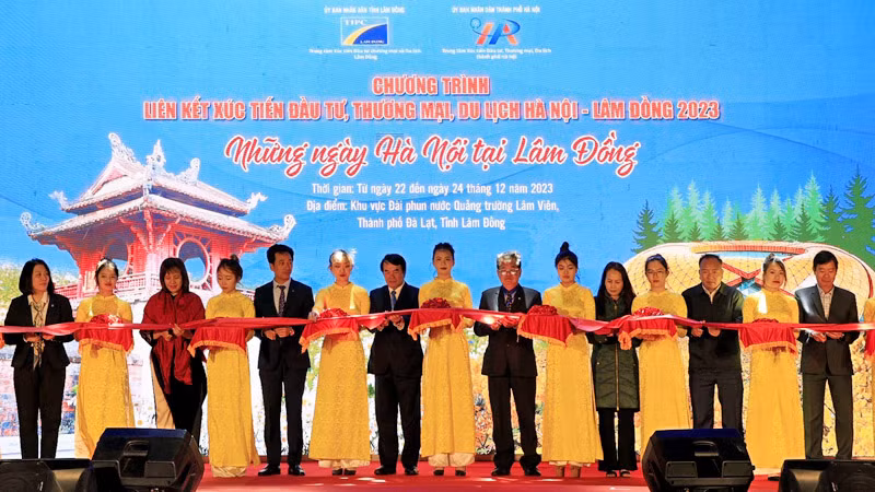 Các đại biểu thực hiện nghi thức khai mạc Chương trình "Những ngày Hà Nội tại Lâm Đồng"