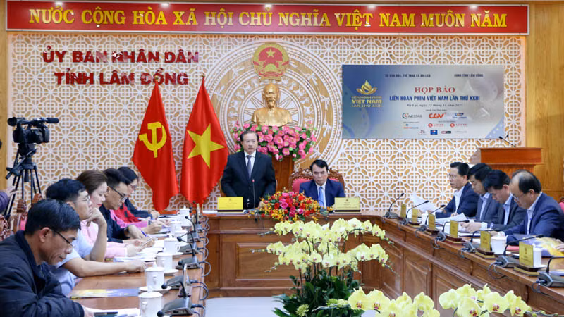 Thứ trưởng Tạ Quang Đông phát biểu ý kiến tại họp báo.