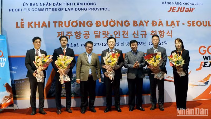 Phó Chủ tịch Ủy ban nhân dân tỉnh Lâm Đồng Nguyễn Ngọc Phúc (thứ 3, bên trái) và lãnh đạo ngành du lịch tỉnh tặng hoa các đại diện hãng hàng không Jeju.