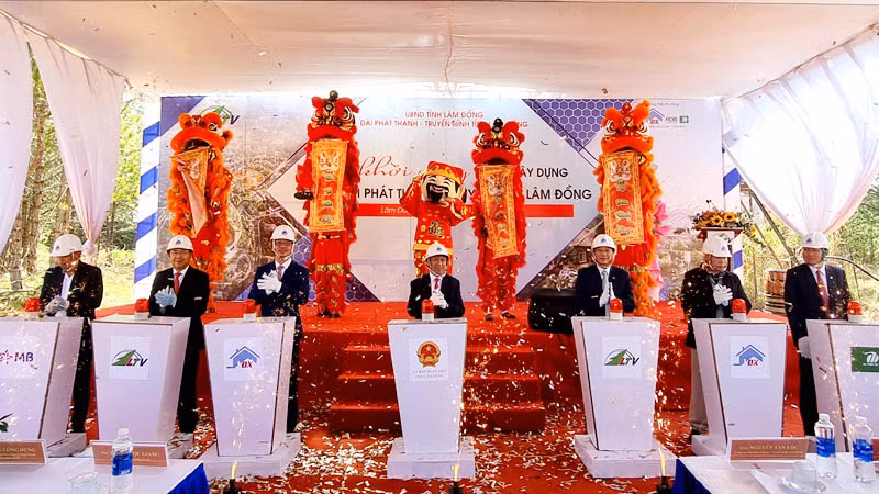 Các đại biểu thực hiện nghi thức khởi công xây dựng trụ sở mới Đài Phát thanh và Truyền hình tỉnh Lâm Đồng.