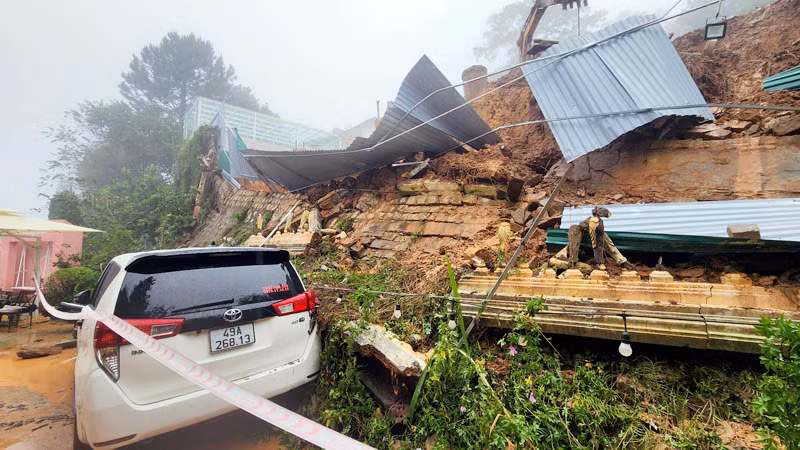 Vụ sạt lở xảy ra thời điểm có mưa lớn. Vụ sạt lở xảy ra thời điểm có mưa lớn.