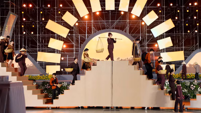 Hoạt cảnh dòng người hợp cư trên vùng đất thơ mộng Đà Lạt.