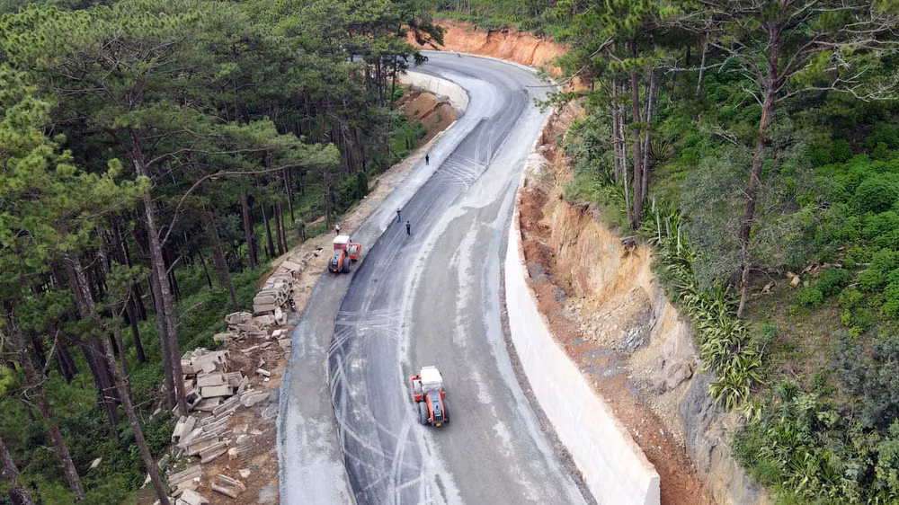 Một đoạn trên tuyến đèo Prenn đang được hoàn thiện.