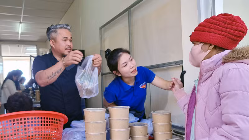 Những tô phở nghĩa tình được trao tận tay bệnh nhân tại Bệnh viện đa khoa tỉnh Lâm Đồng.