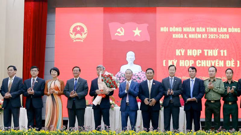 Giám đốc Sở Giao thông vận tải Nguyễn Văn Gia được bầu bổ sung ủy viên Ủy ban nhân dân tỉnh Lâm Đồng khóa X. Giám đốc Sở Giao thông vận tải Nguyễn Văn Gia được bầu bổ sung ủy viên Ủy ban nhân dân tỉnh Lâm Đồng khóa X.