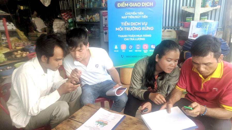 Một điểm chi trả tiền dịch vụ môi trường rừng không dùng tiền mặt.
