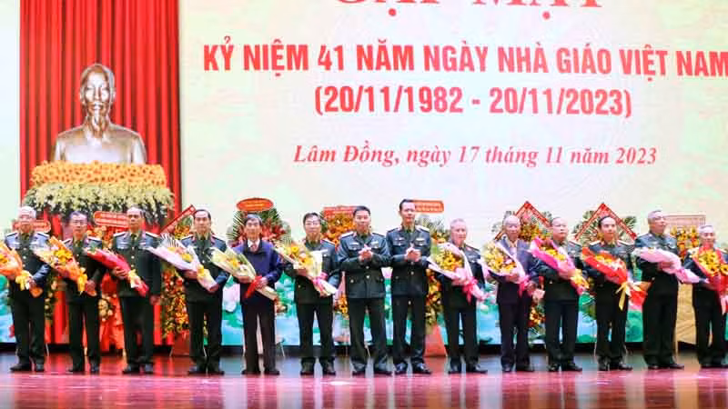 Đại diện Ban Giám đốc Học viện Lục quân tặng hoa các Phó Giáo sư, Nhà giáo ưu tú và trưởng, phó các đơn vị thuộc học viện qua các thời kỳ.