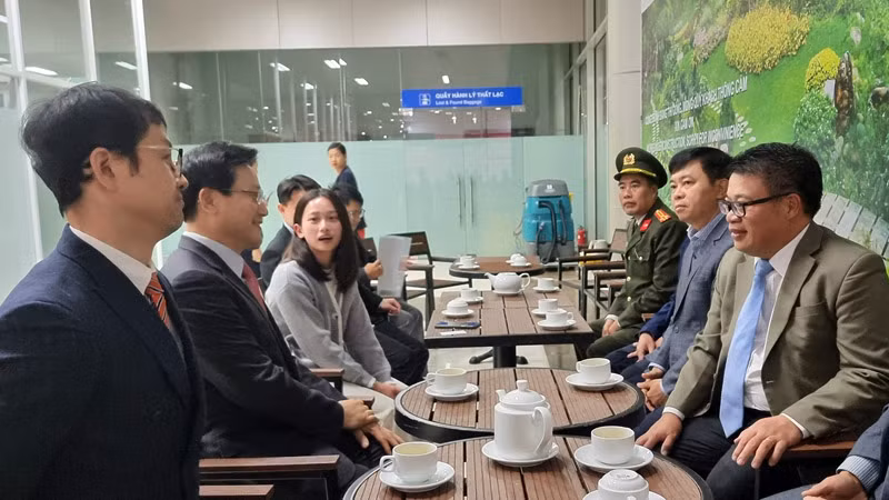 Phó Chủ tịch Ủy ban nhân dân tỉnh Lâm Đồng Nguyễn Ngọc Phúc trò chuyện với lãnh đạo hãng hàng không Jeju tại sân bay Liên Khương.