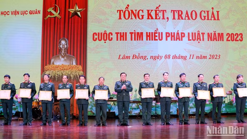 Trung tướng Đỗ Văn Bảnh, Bí thư Đảng ủy, Chính ủy Học viện Lục quân trao giải cho các tập thể, cá nhân.