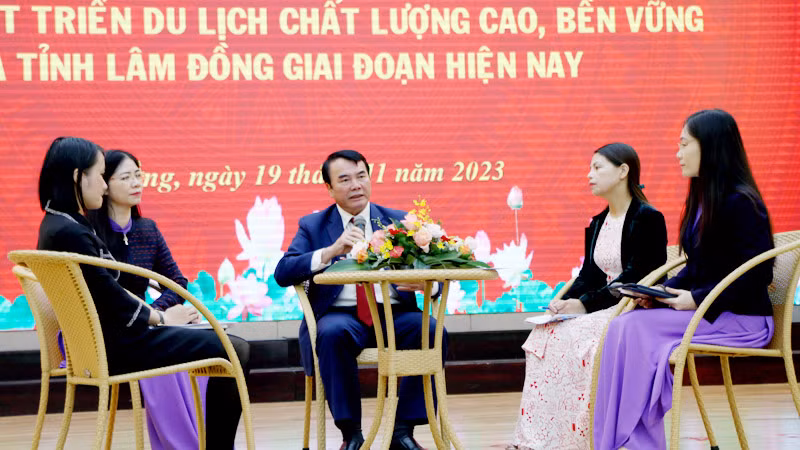 Tiến sĩ Phạm S cùng các chuyên gia, nhà khoa học "trao đổi bàn tròn" tại hội thảo.
