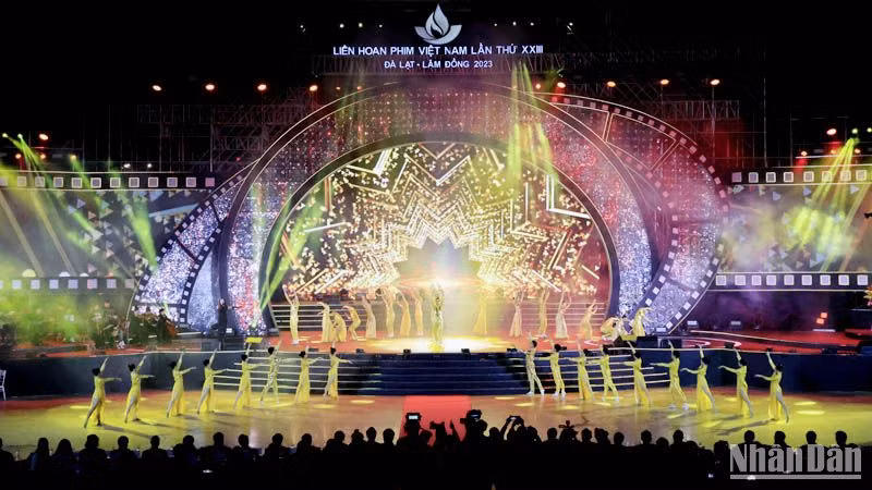 Quang cảnh khai mạc Liên hoan Phim Việt Nam lần thứ 23.