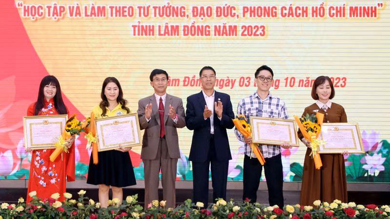Ban tổ chức trao giải thưởng phụ cho các tập thể, cá nhân.