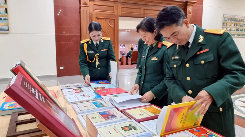 Cán bộ Học viện Lục quân tại không gian trưng bày các bài thi.