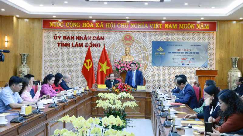 Phó Chủ tịch Ủy ban nhân dân tỉnh Lâm Đồng thông tin tại buổi họp báo.