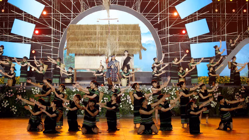 Buôn làng nam Tây Nguyên chào đón du khách.