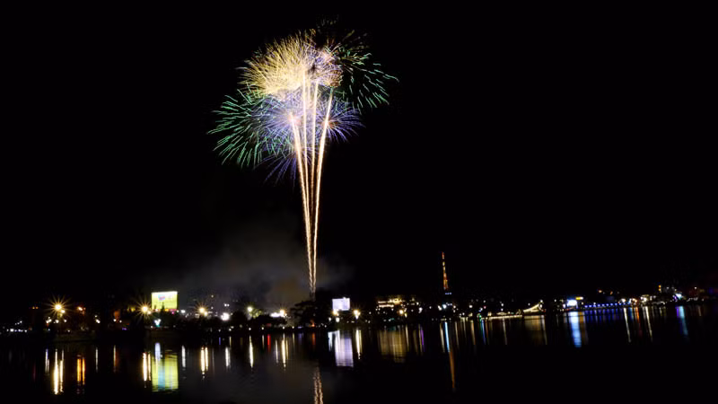 Màn pháo hoa nghệ thuật khép lại chương trình Lễ kỷ niệm 130 năm Đà Lạt hình thành và phát triển, đón nhận danh hiệu thành phố âm nhạc của UNESCO.