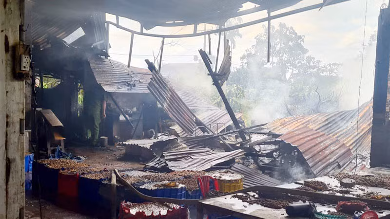 Dập tắt đám cháy, lực lượng chức năng tìm thấy nhiều tài sản giá trị cho gia đình nạn nhân.